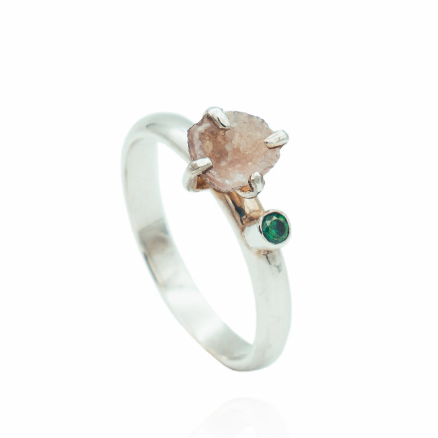 Zilveren ring met kleine roze geode en groene zirkonia