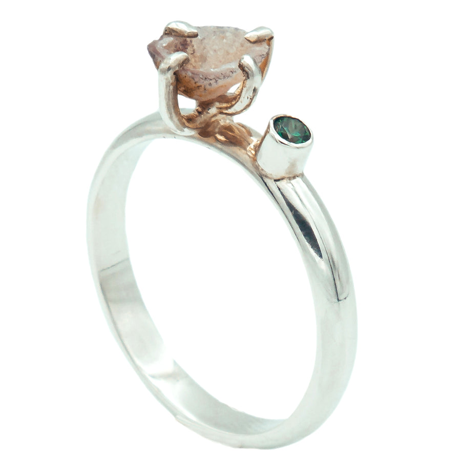 Zilveren ring met kleine roze geode en groene zirkonia