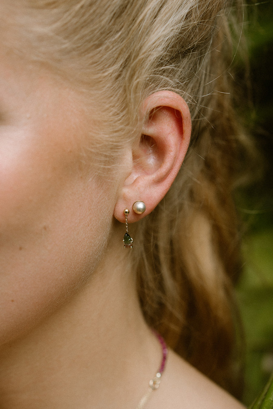 Gemstone earrings small leafs - gouden blaadjes oorhangers toermalijn