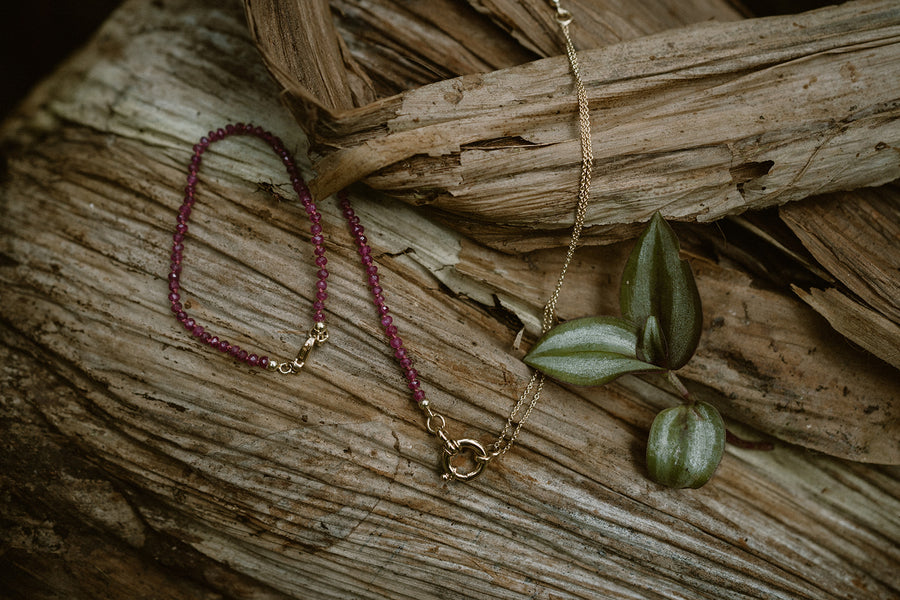 Ruby & Gold chain - gouden collier met robijn