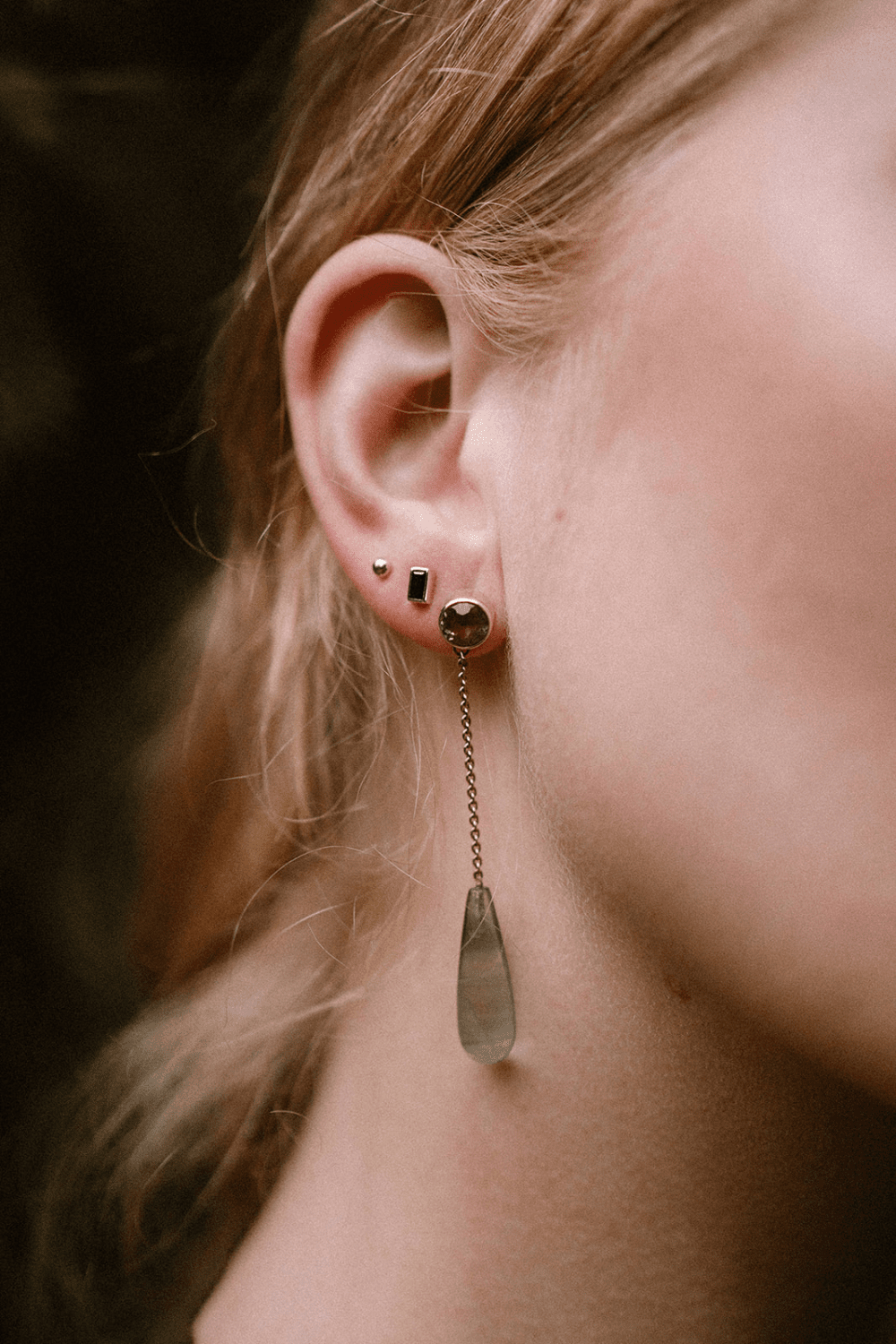 Geelgouden oorsteker met zwarte diamant