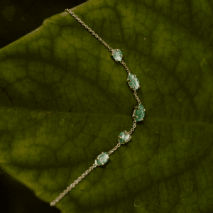 Gouden armband met smaragd blaadjes