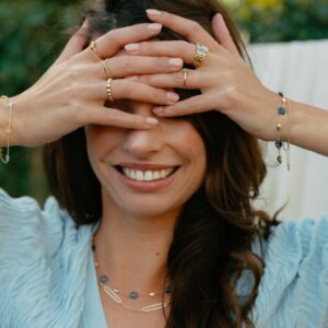 14 karaat geelgouden ring met blauwe topaas en diamant