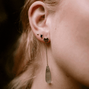 Geelgouden oorsteker met zwarte diamant