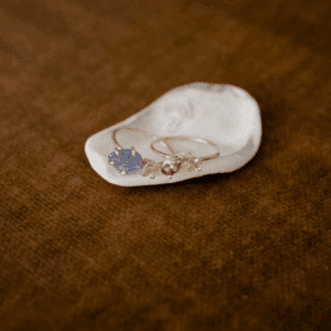 Gouden aanschuifring met granaat en saffier