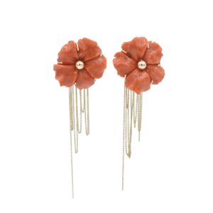 Grote koraal oorstekers met gouden kettingen