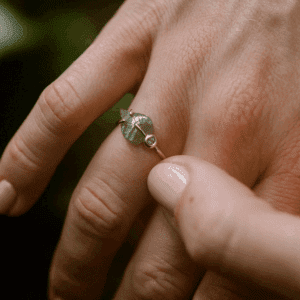 Gouden aanschuifring met amethist en blaadje