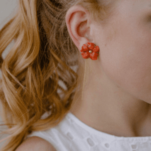 Grote koraal oorstekers met gouden kettingen