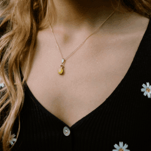 Gouden hanger met vuuropaal en gele smithsoniet