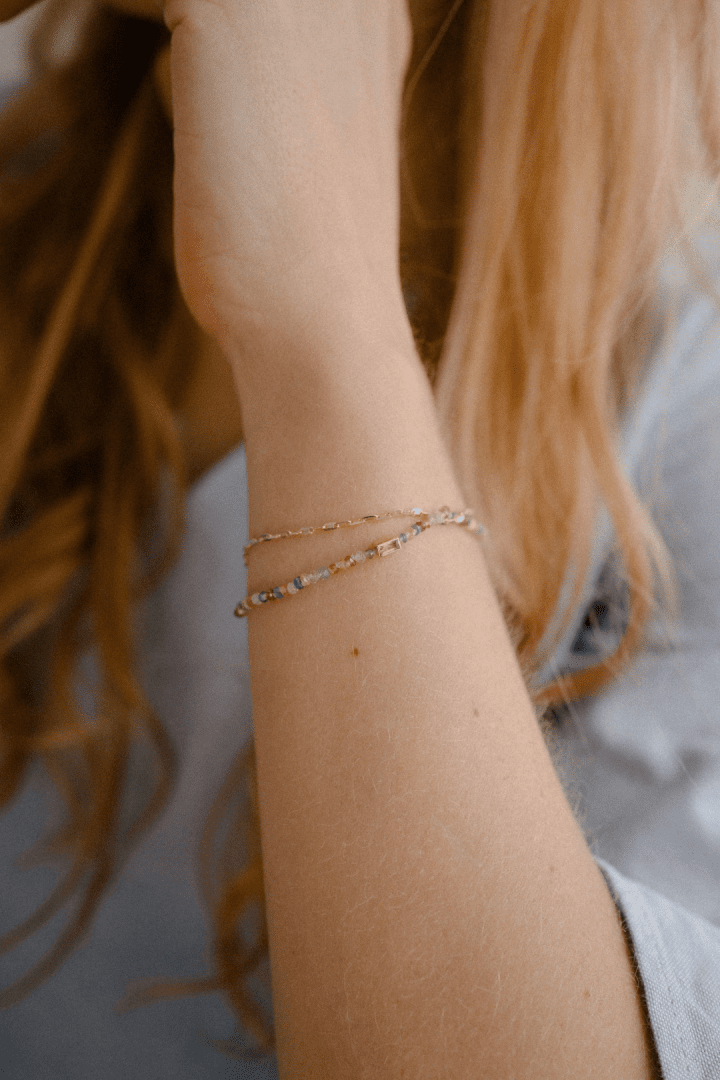 Geknoopt saffier armbandje met roze toermalijn baguette