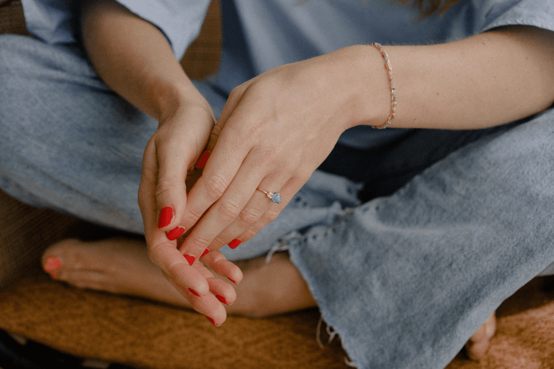 Geknoopt saffier armbandje met groene toermalijn baquette