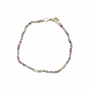 Geknoopt saffier armbandje met groene toermalijn baquette