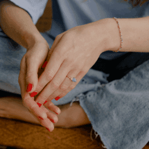 Geknoopt saffier armbandje met groene toermalijn baquette