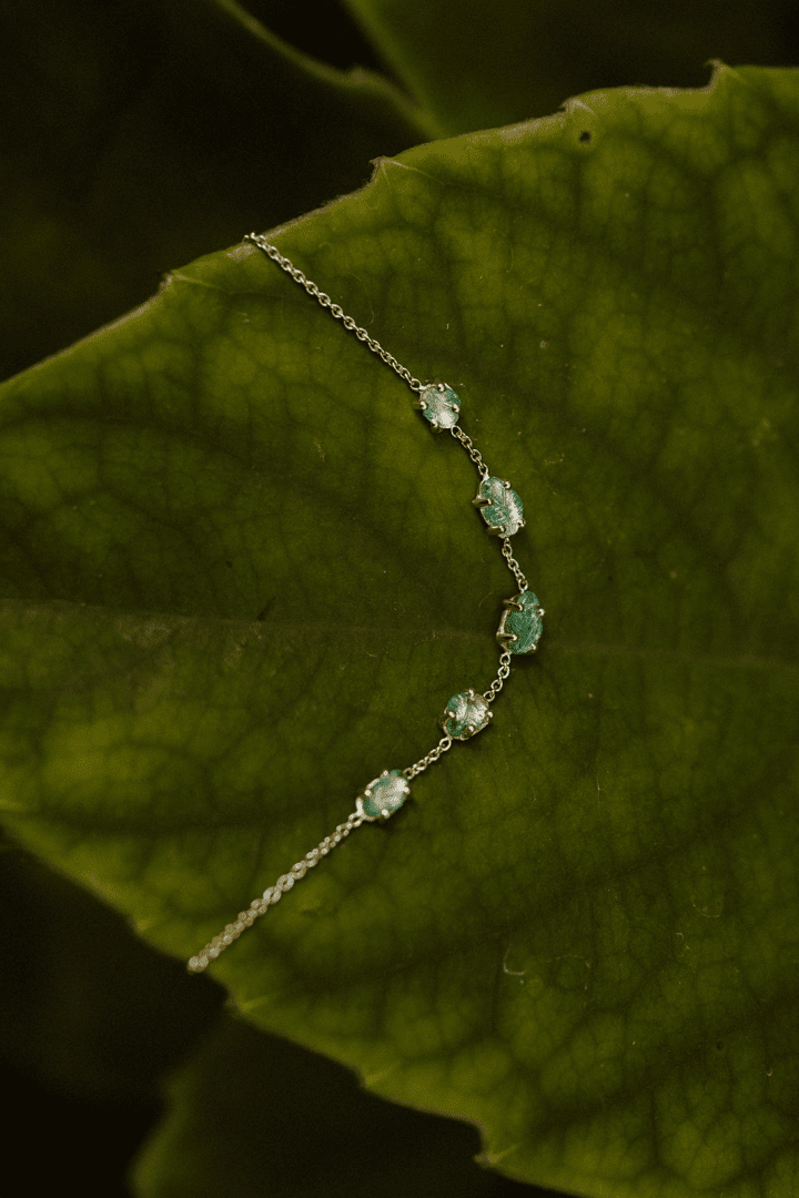 Gouden armband met smaragd blaadjes