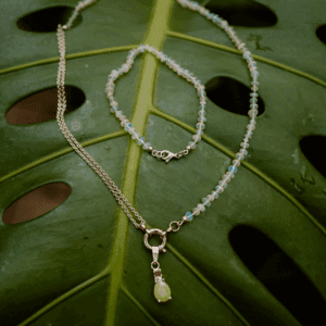 Gouden collier met opaal