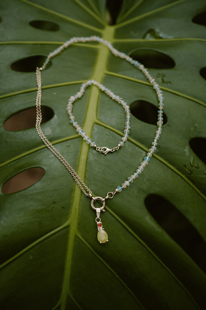 Gouden collier met opaal