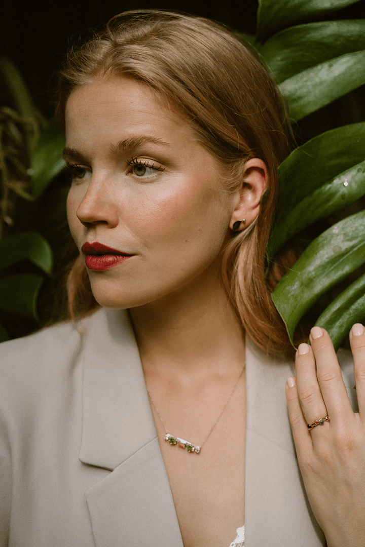 Gouden collier met edelstenen