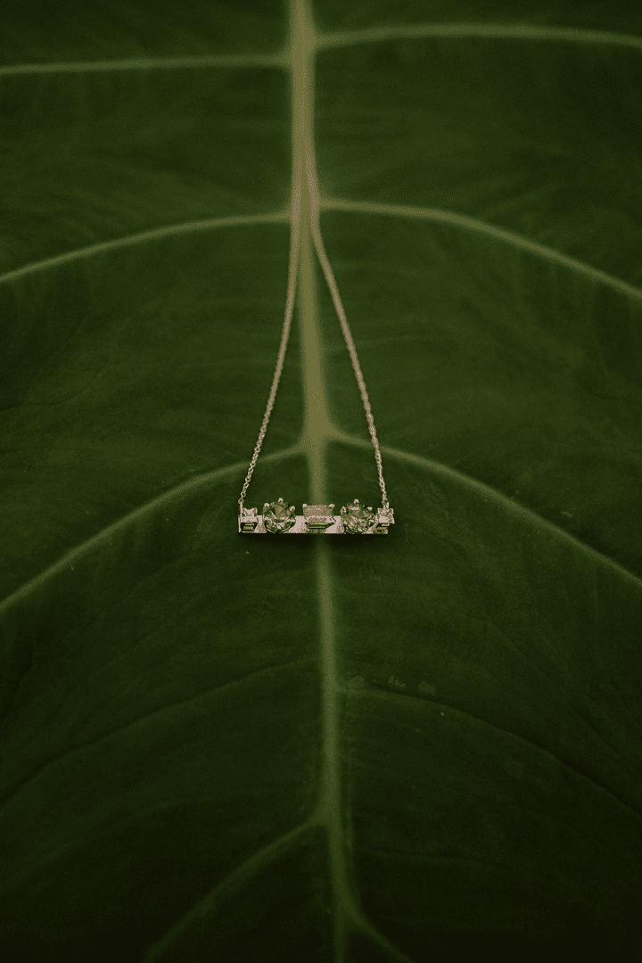 Gouden collier met edelstenen