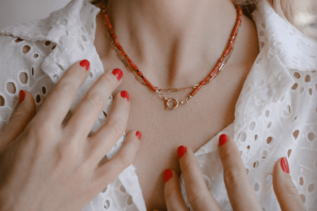 Gouden collier met koraal en pyriet