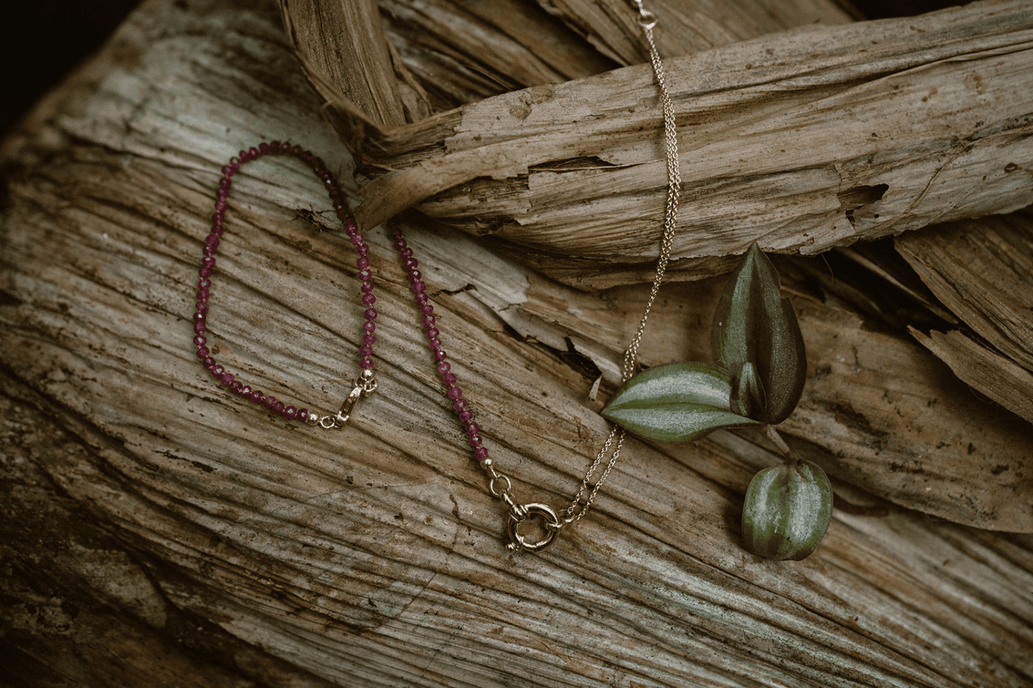 Gouden collier met robijn