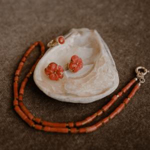 Gouden koraal oorstekers bloem