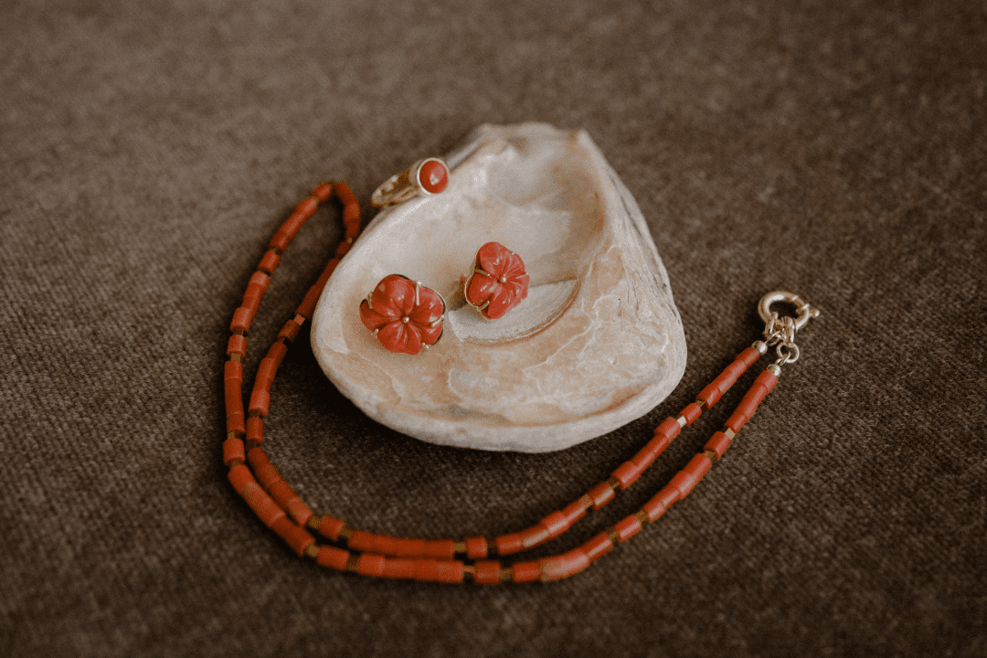 Gouden koraal oorstekers bloem