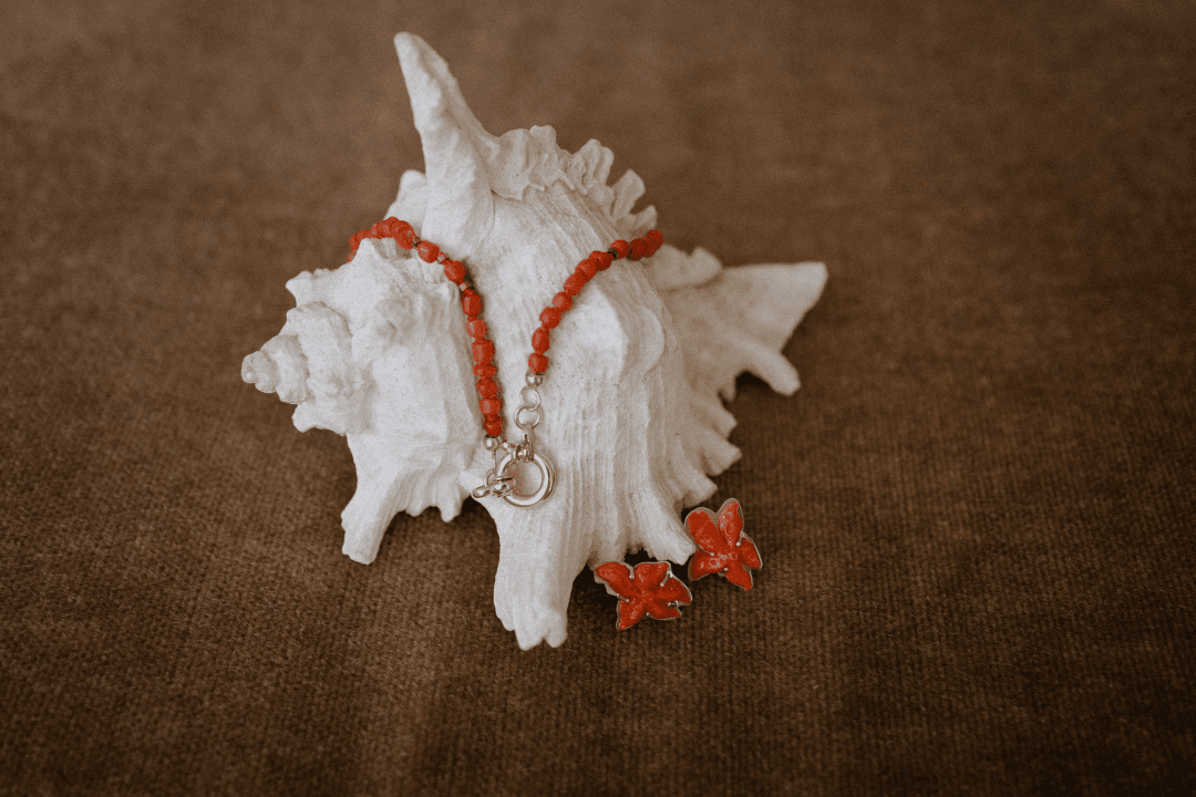 Geknoopte koraal en pyriet collier