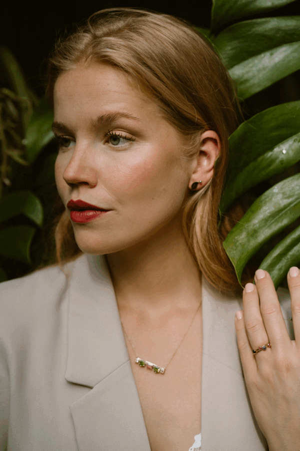 Gouden collier met edelstenen