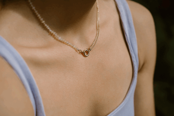 Gouden collier met opaal