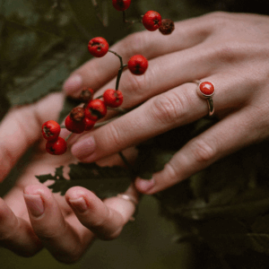 Gouden ring met bloedkoraal