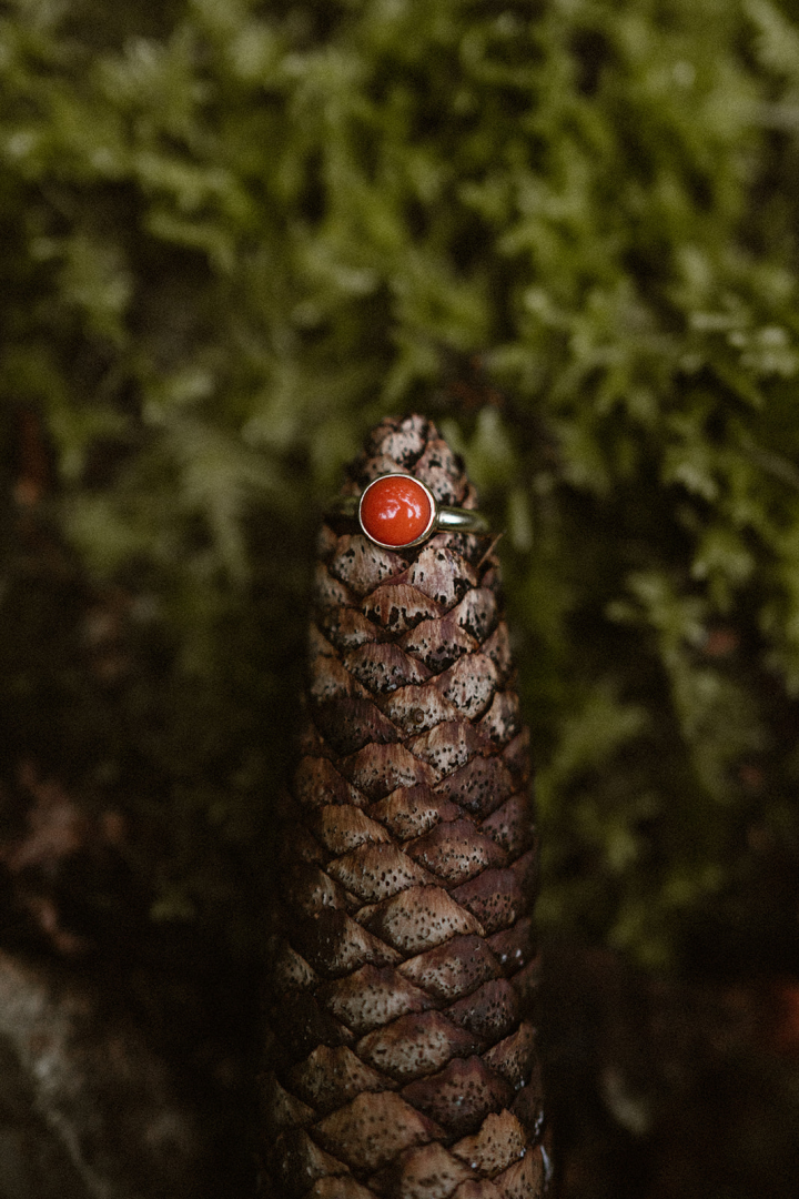 Gouden ring met bloedkoraal